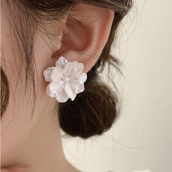 Beautiful White Flowers Earrings - Picture 5 of 5